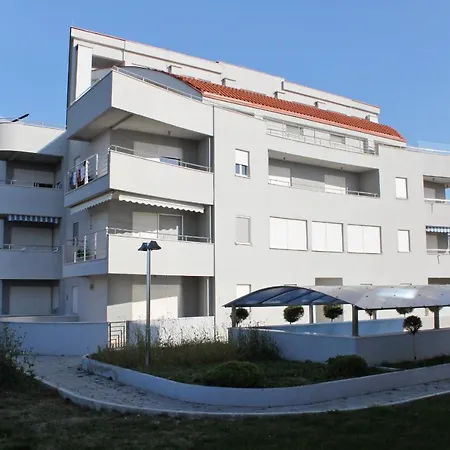 With A Parking Space - 5932 *