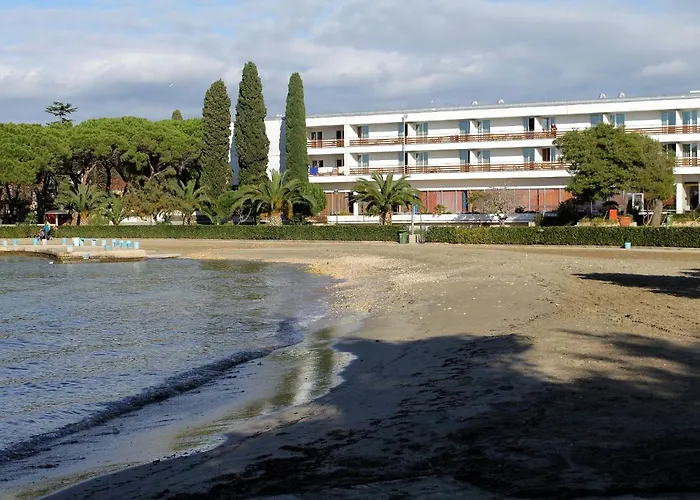 With A Parking Space - 5932 *